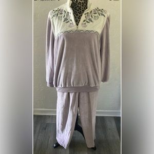Alfred Dunner Jogging suit Size 10 purple long sleeve 2 piece collared neck zip